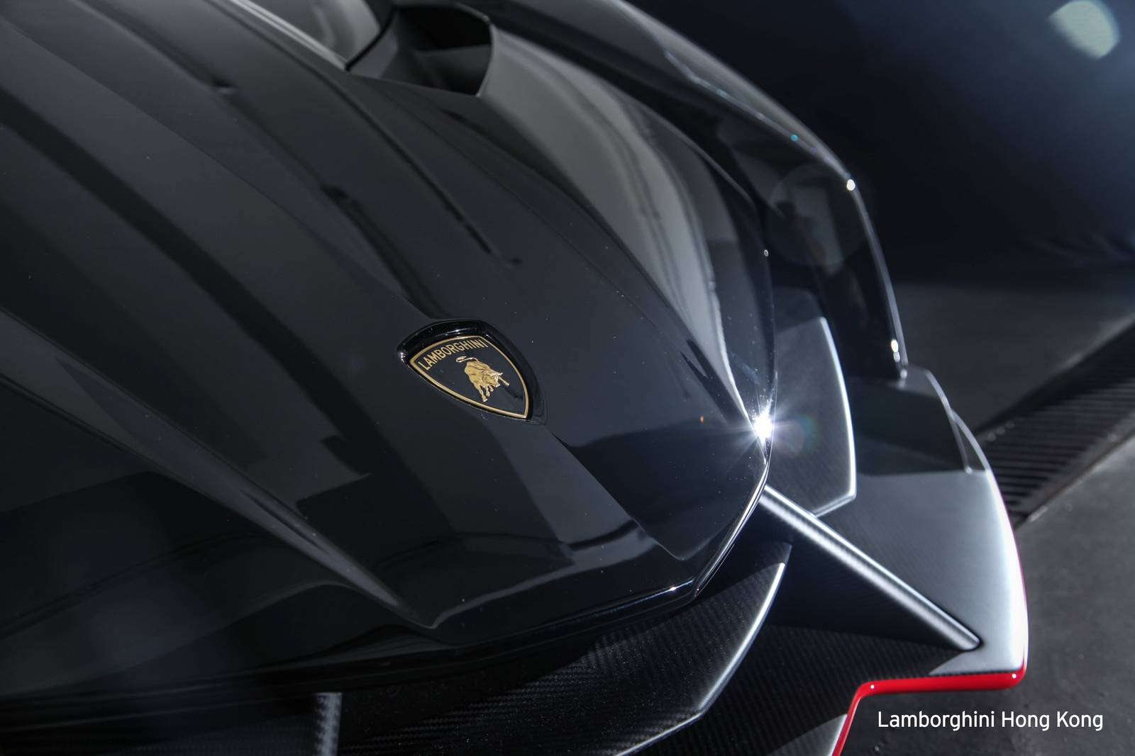 Два новых родстера Lamborghini Veneno доставлены в Гонконг